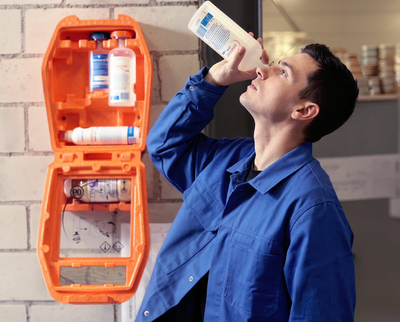Homem utilizando solução de descontaminação ocular DIPHOTERINE®
