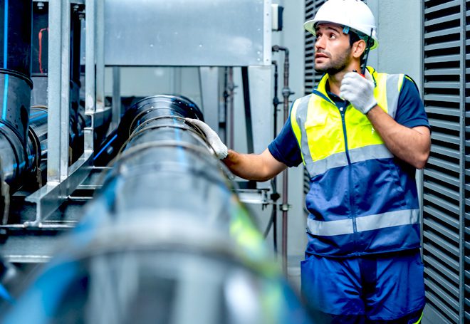 Profissional em ambiente industrial diante de riscos químicos