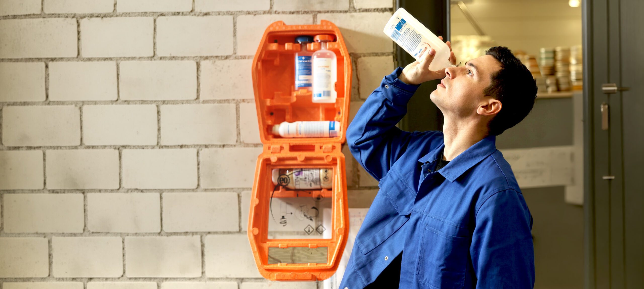 Homem utilizando a solução Diphoterine® LPM para descontaminação ocular após exposição química