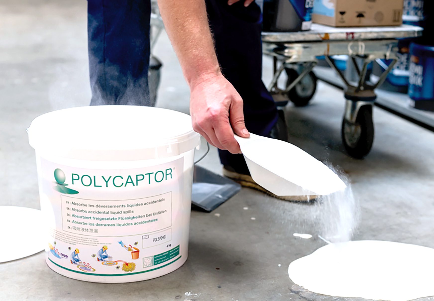 Aplicação da solução Polycaptor® em um derramamento de tinta